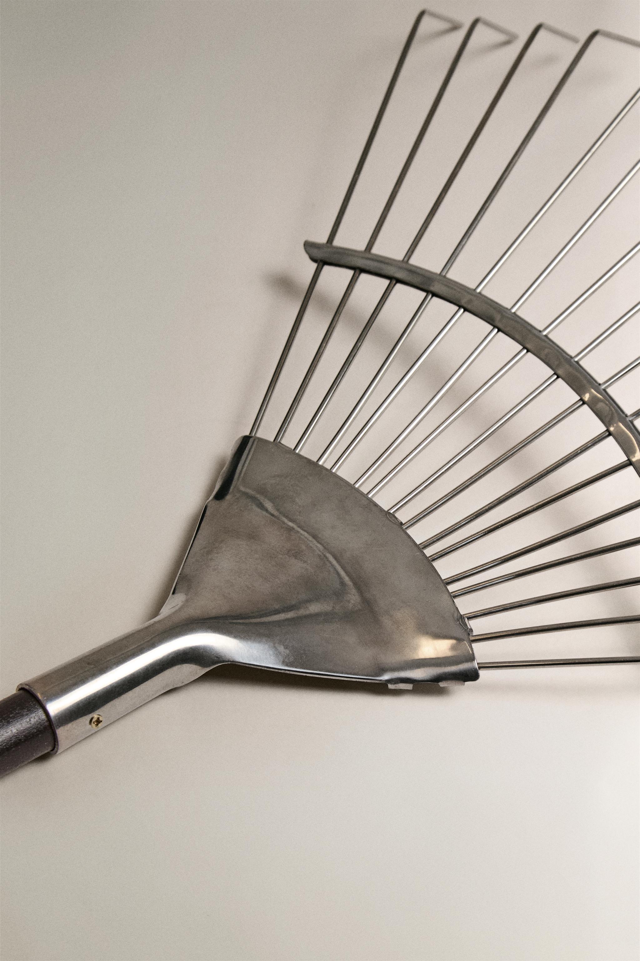 GARDEN RAKE WITH WOODEN HANDLE